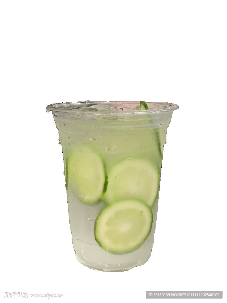 透明杯中装着青柠片