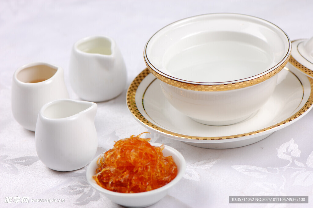 奢华茶具搭配精美红果酱