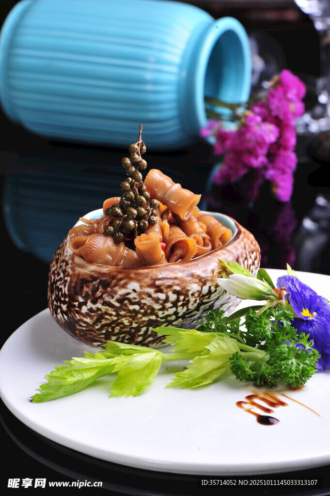 精致摆盘的特色美味菜肴