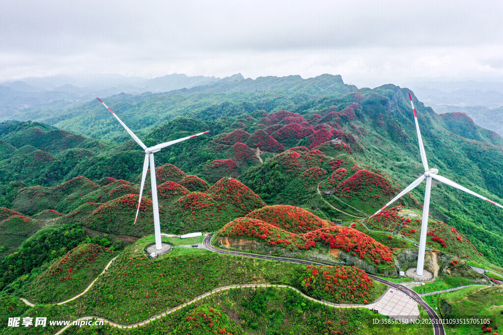 山间风车与绚烂秋色景观