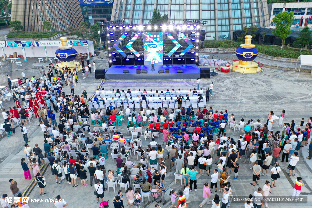 热闹广场上的大型活动现场