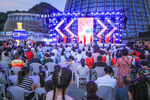 热闹户外演出场景