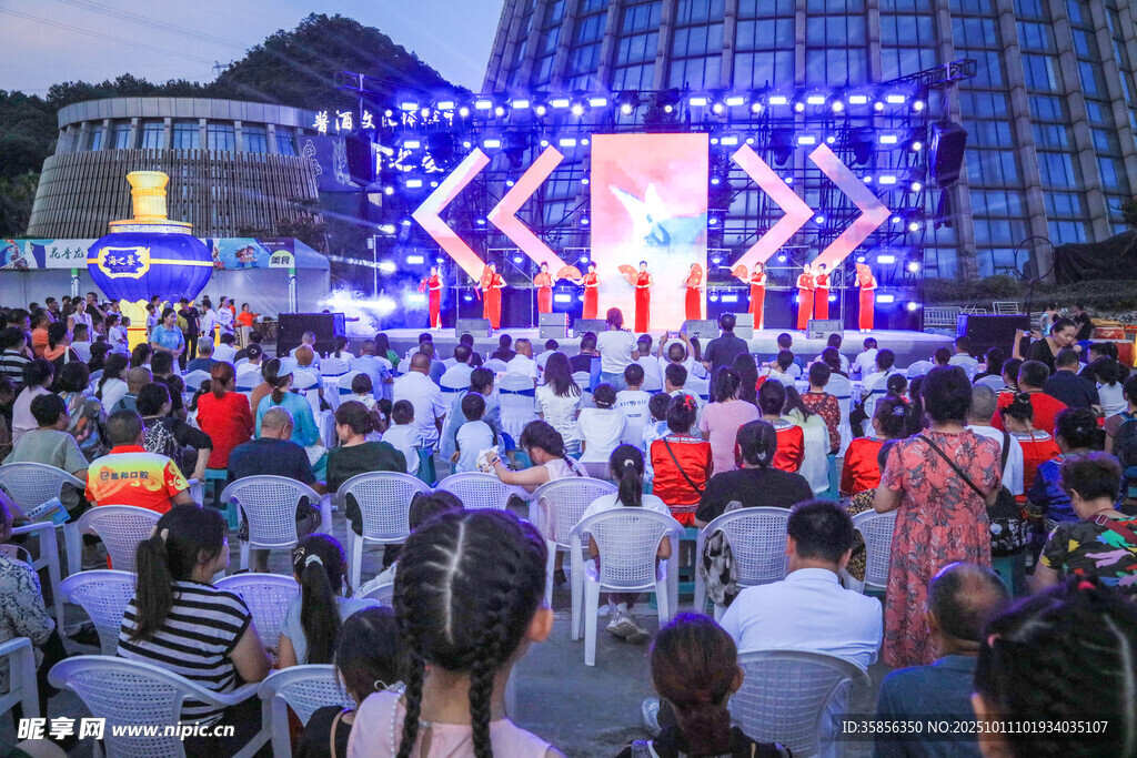 热闹户外演出场景