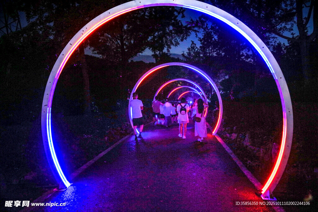 梦幻灯光隧道夜景
