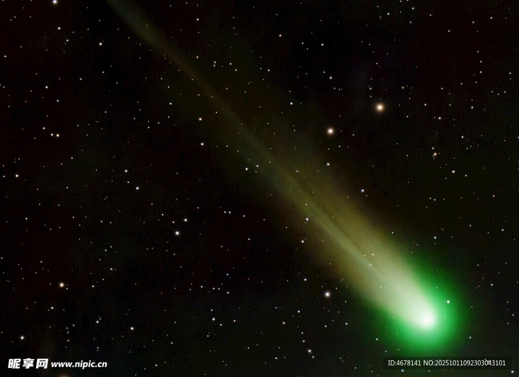 夜空中闪耀的绿色彗星