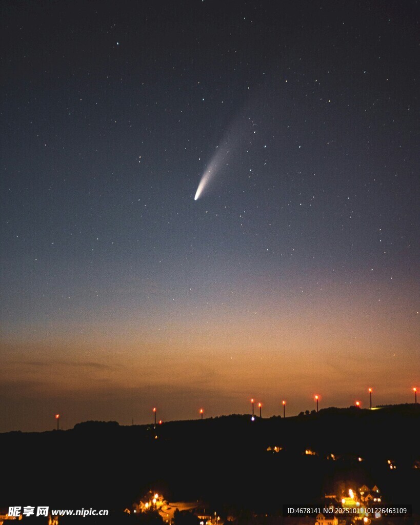 夜空下的彗星