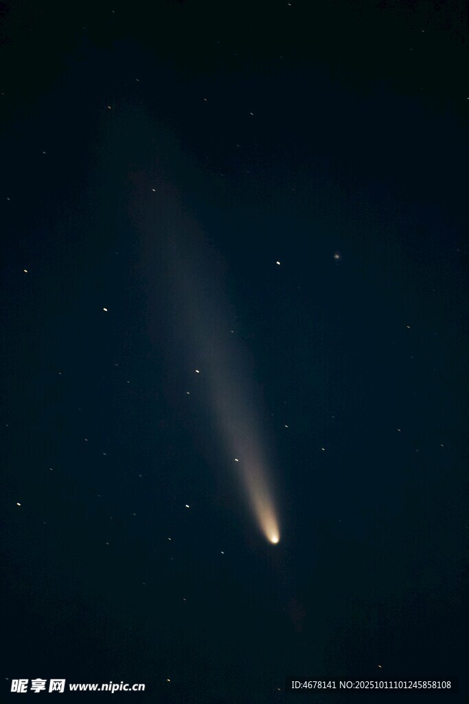 夜空中闪耀的神秘彗星
