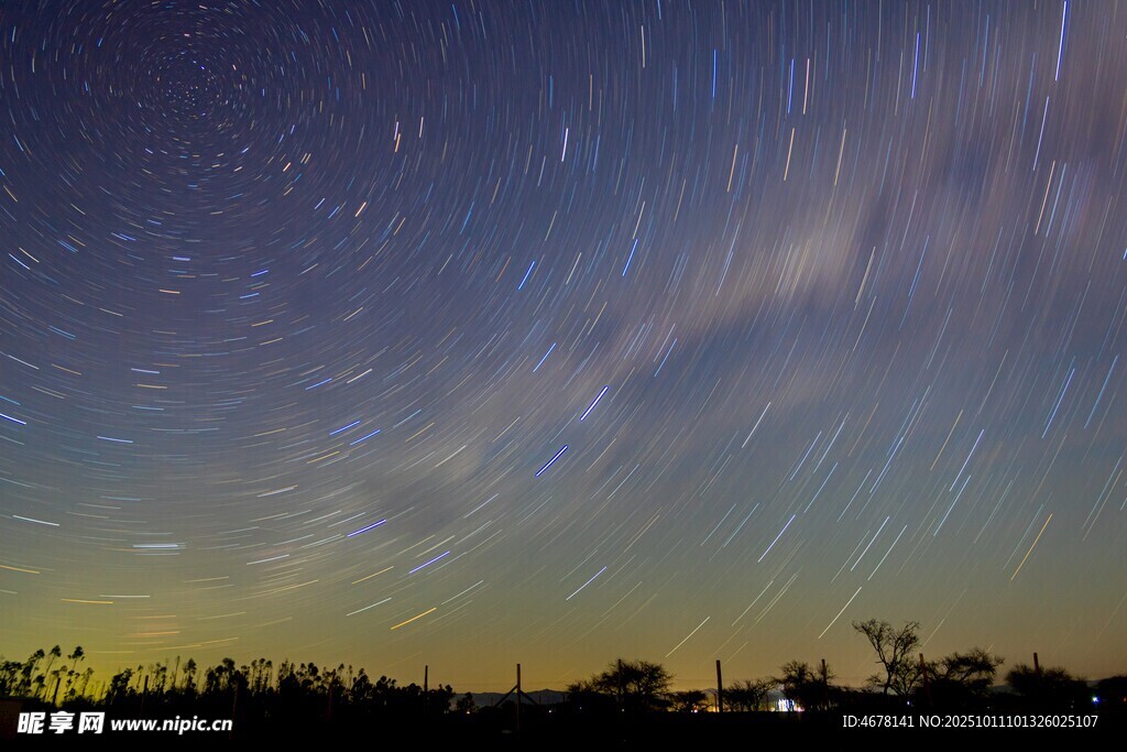夜空星轨美景