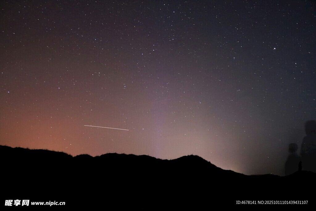 夜幕下的星空与山峦