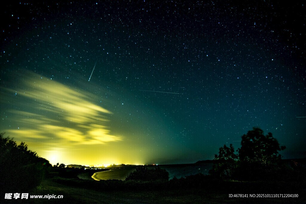 夜空流星与朦胧霞光美景