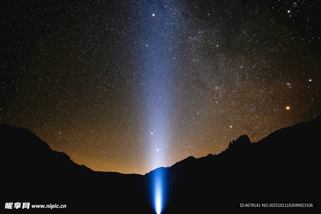 山间星空下的神秘光柱