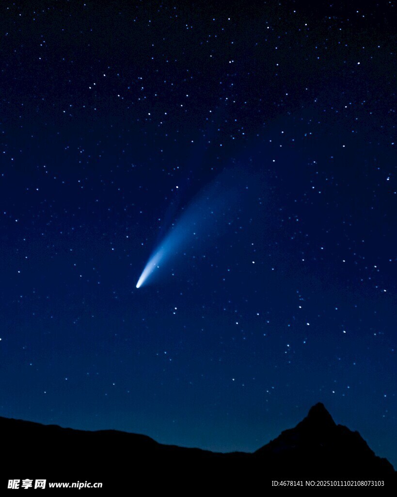 夜空中闪耀的神秘彗星