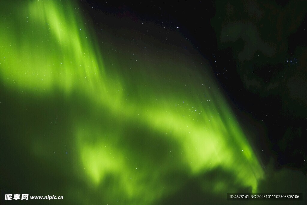 夜空中的绿色极光美景
