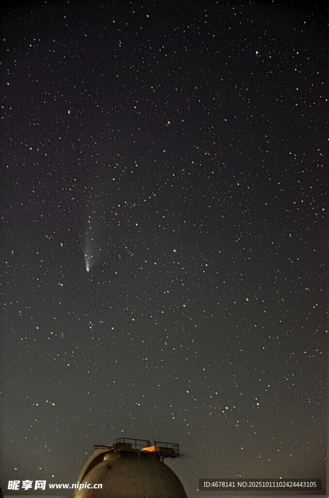 夜空中的彗星与朦胧景象