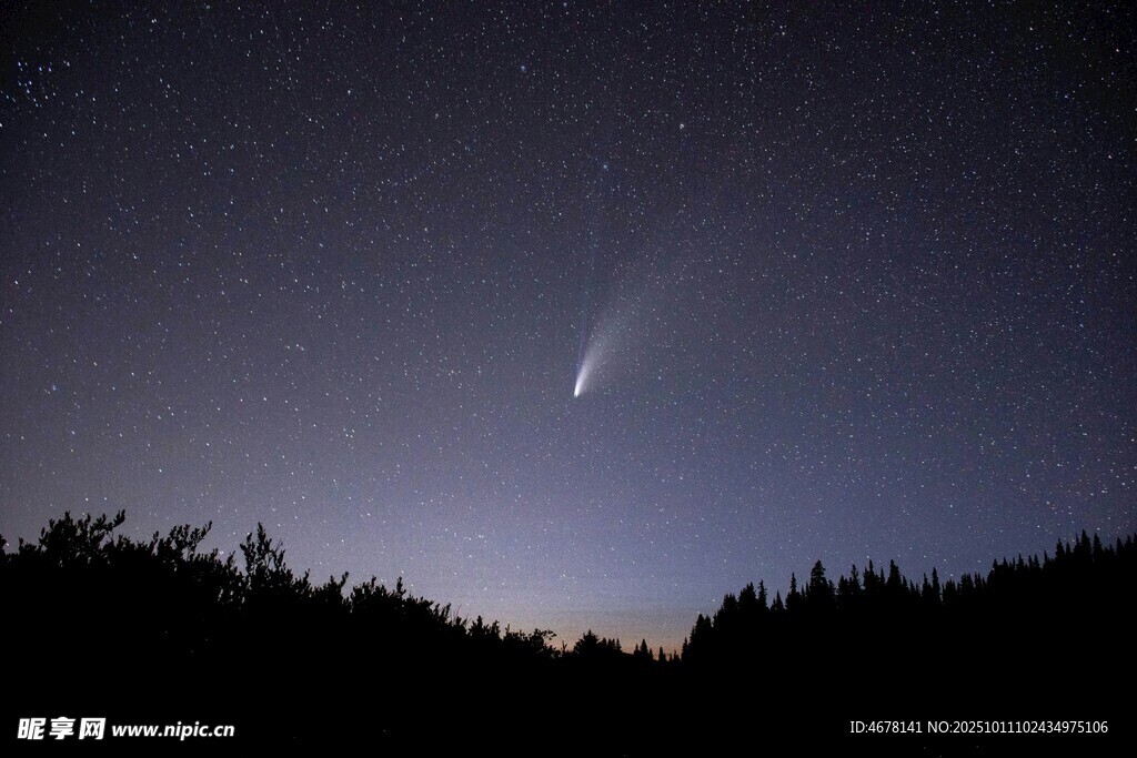 夜空下的彗星与山林剪影