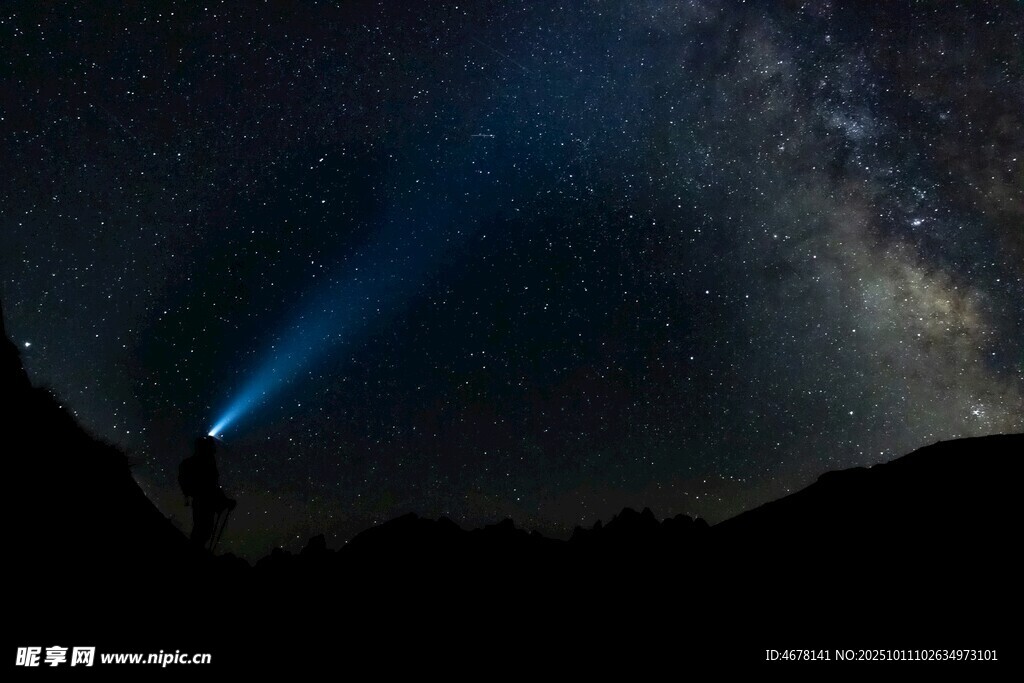 夜空中的光束与璀璨星河