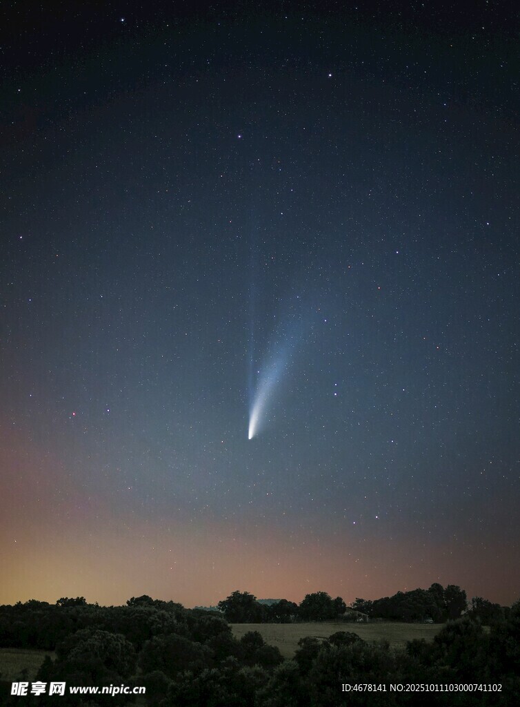 夜空中闪耀的彗星