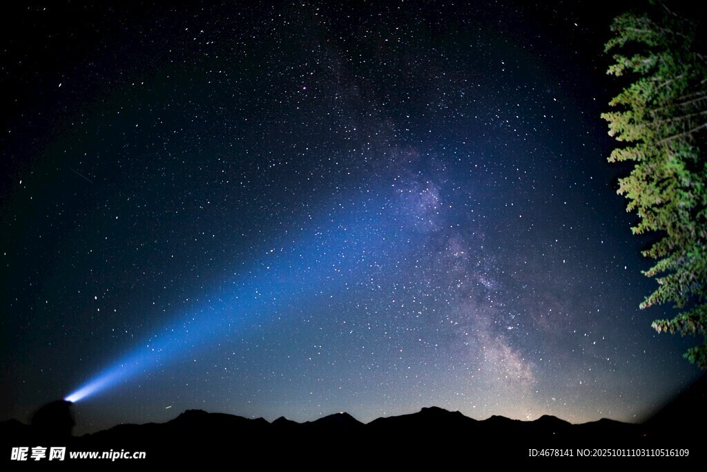 夜空下的光束与璀璨星河
