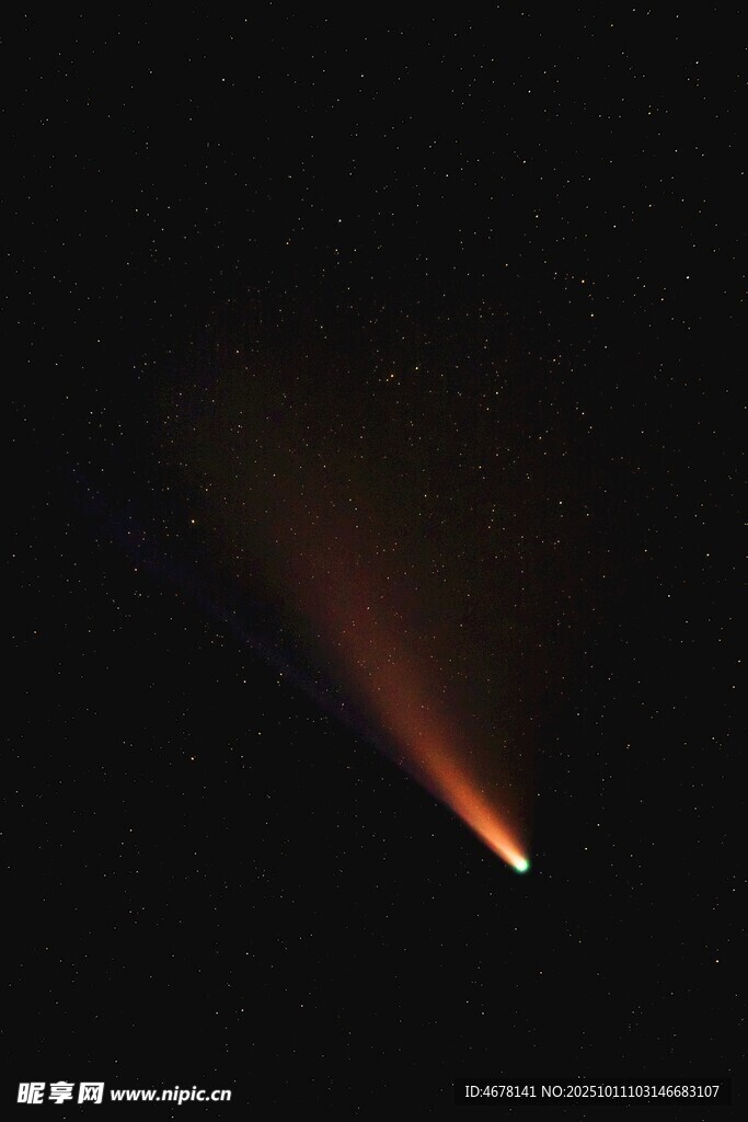 夜空中的绚丽彗星