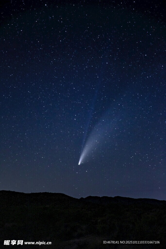 夜空中闪耀的神秘彗星
