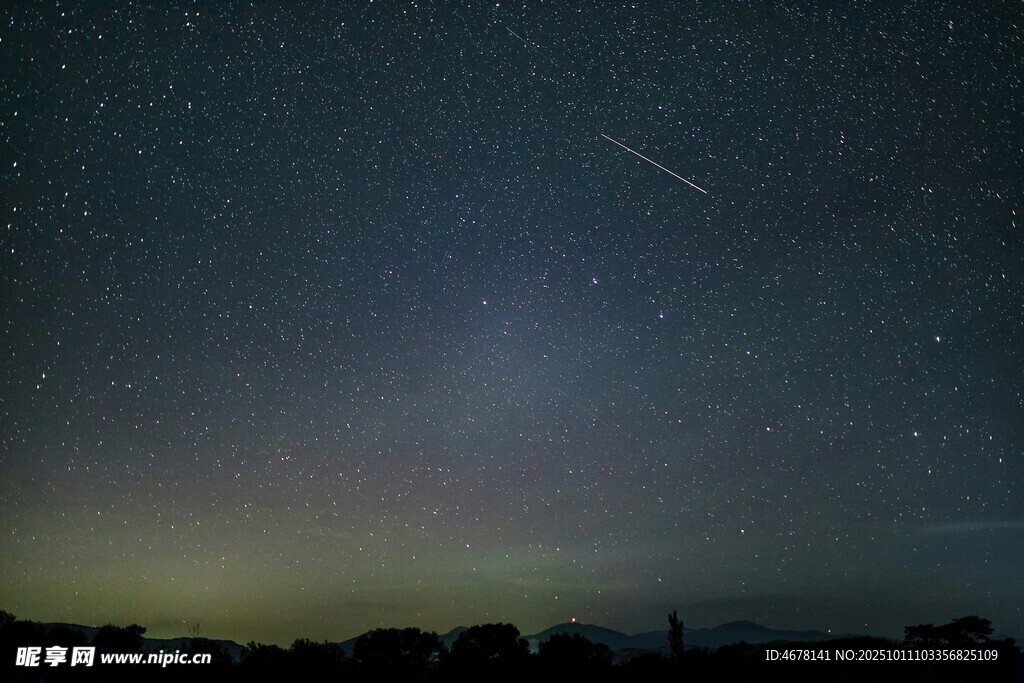 夜空中的流星与绚丽极光