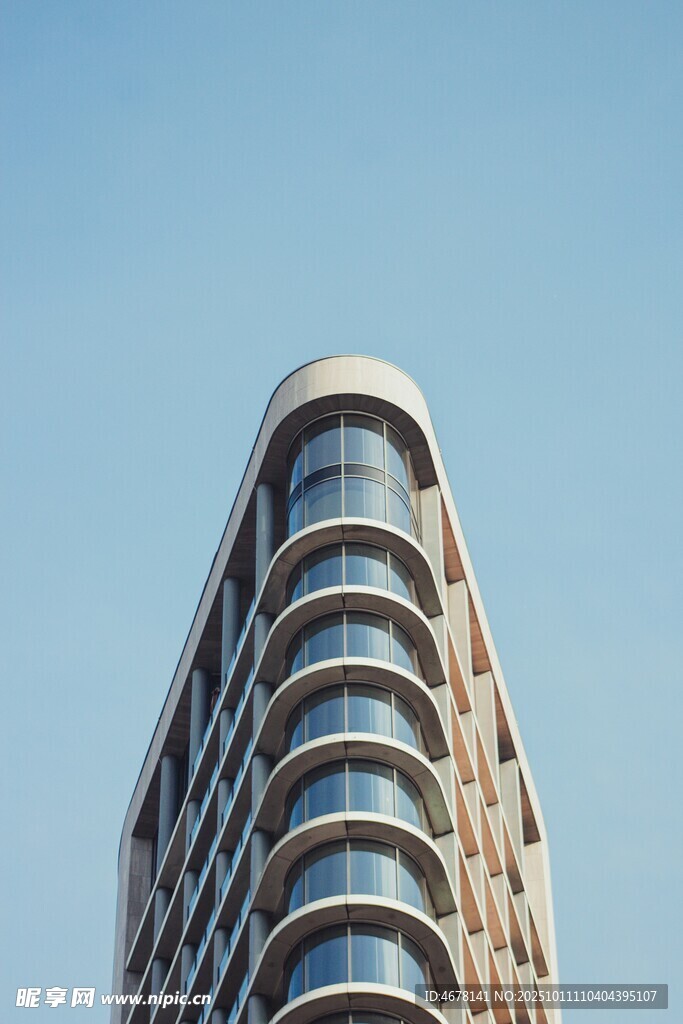 现代高层弧形建筑外观