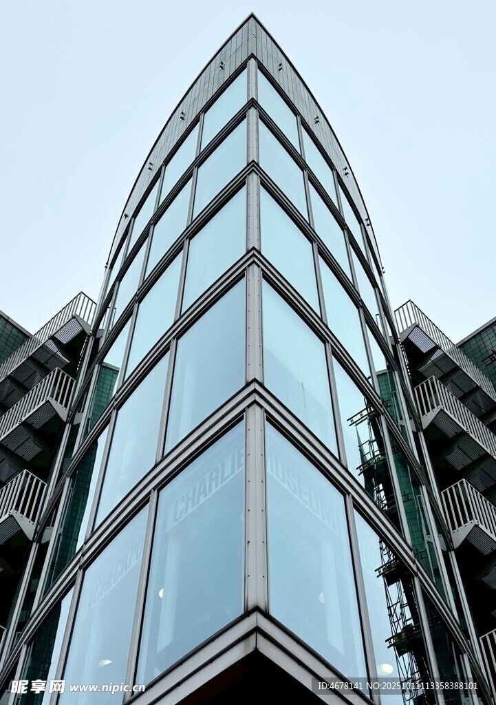 现代玻璃幕墙建筑外观