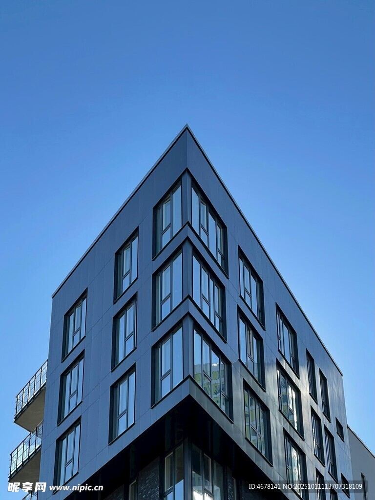 现代风格高层玻璃建筑
