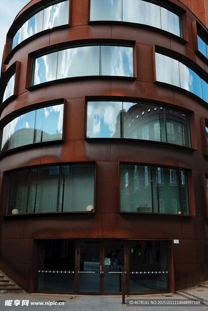 现代风格棕色多层建筑外观
