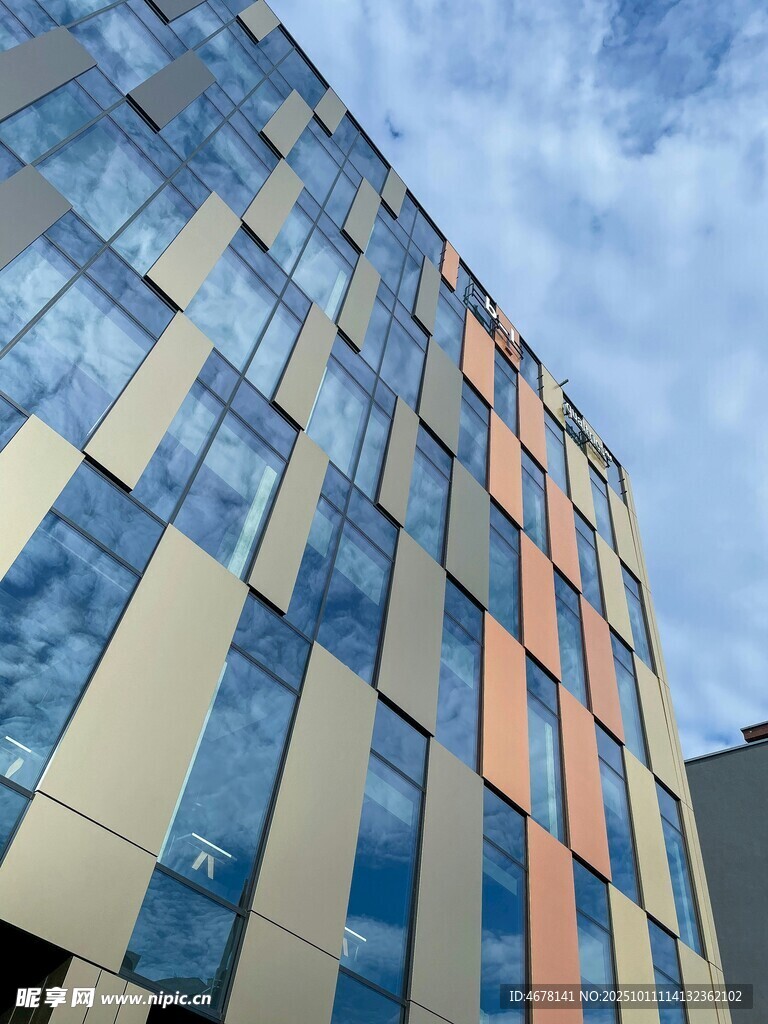 现代多彩玻璃幕墙建筑