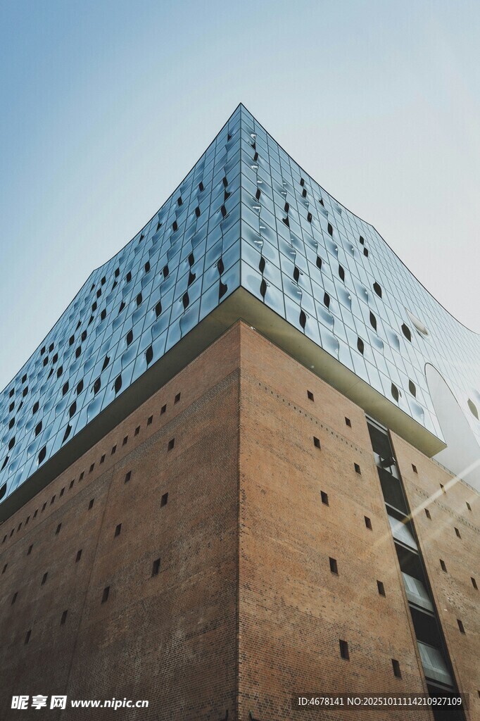 现代高楼与古老建筑对比