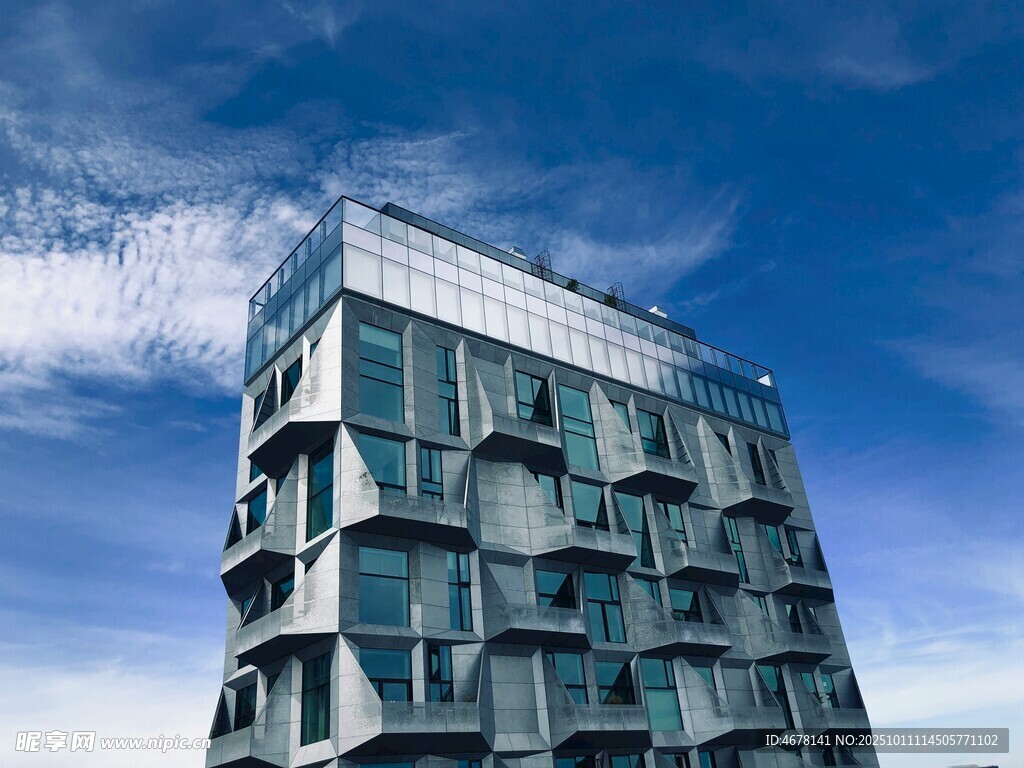 现代高层玻璃建筑外观