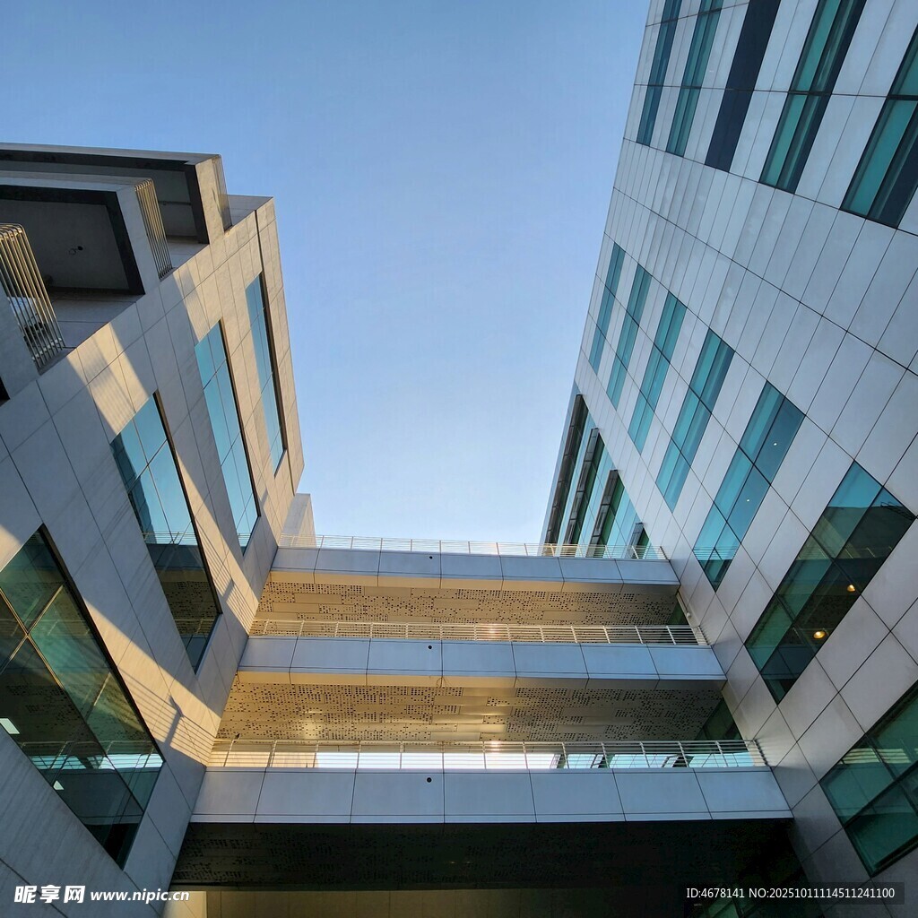 现代建筑间的空中连廊