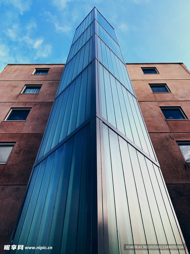 现代玻璃建筑与红砖建筑对比