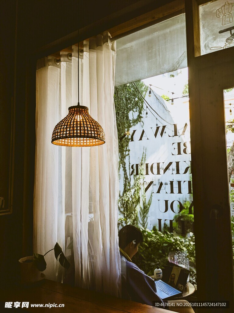 温馨窗边角落静谧小景