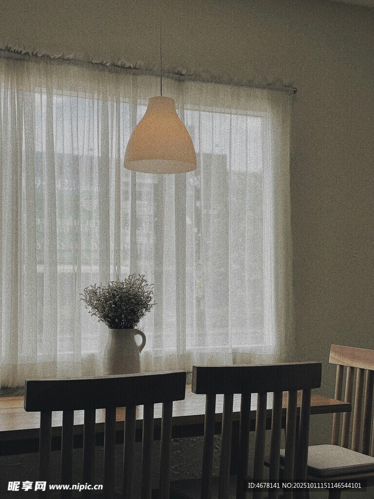 简约温馨的室内餐厅场景