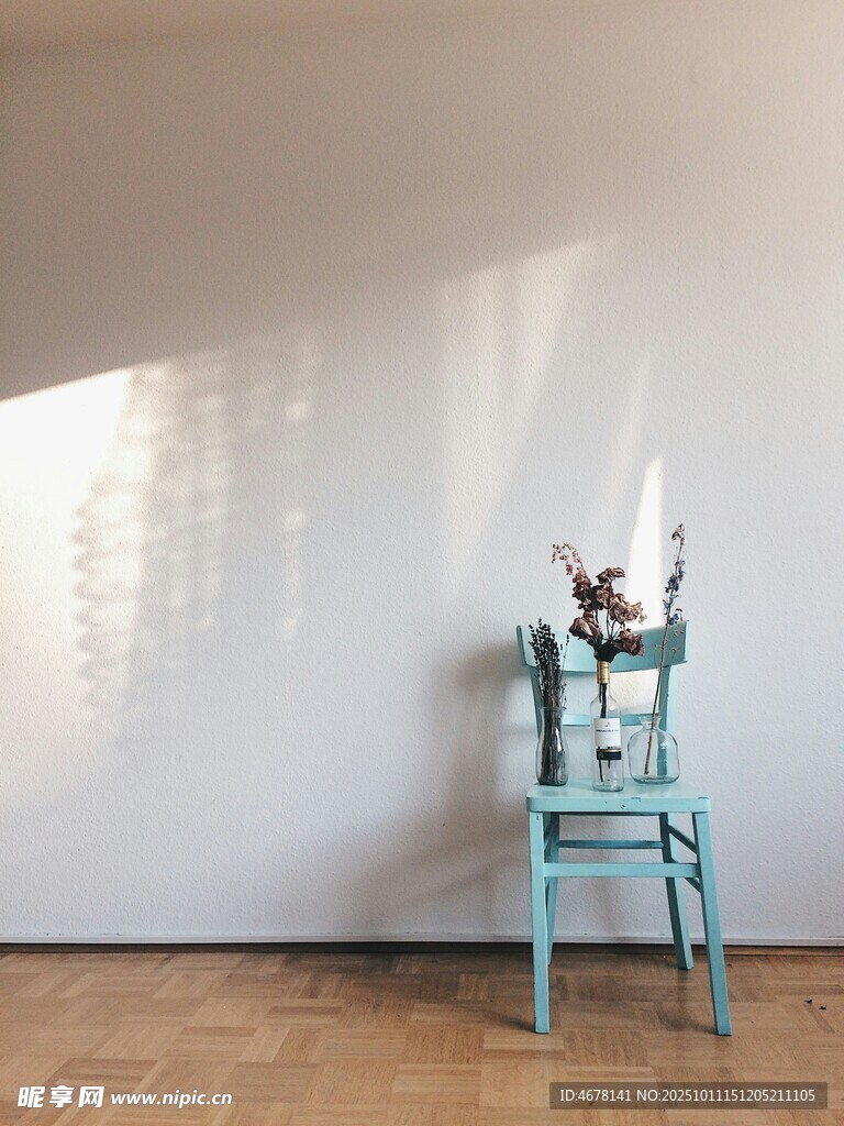 简约室内的蓝色椅子与花