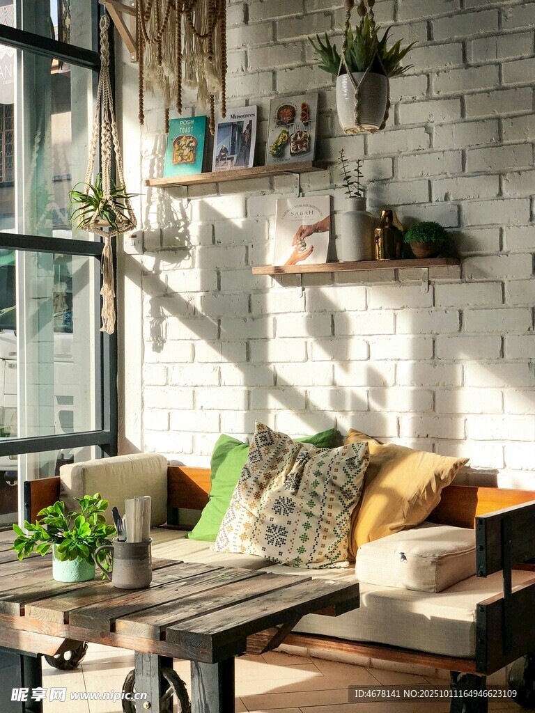 温馨绿植装饰的舒适客厅