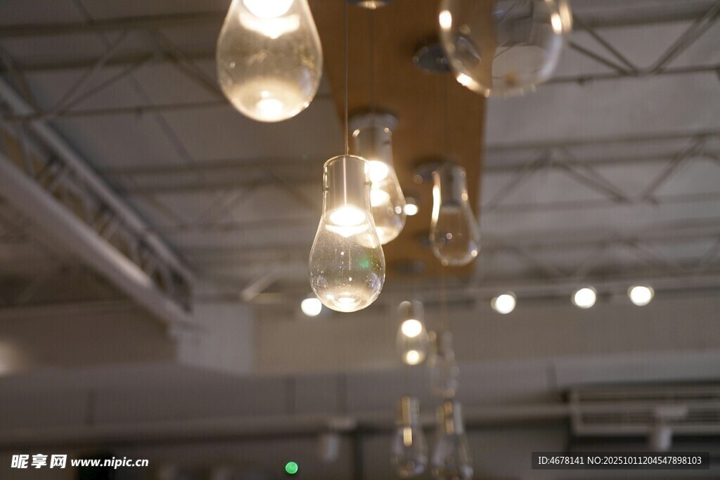 复古风格灯泡吊灯展示