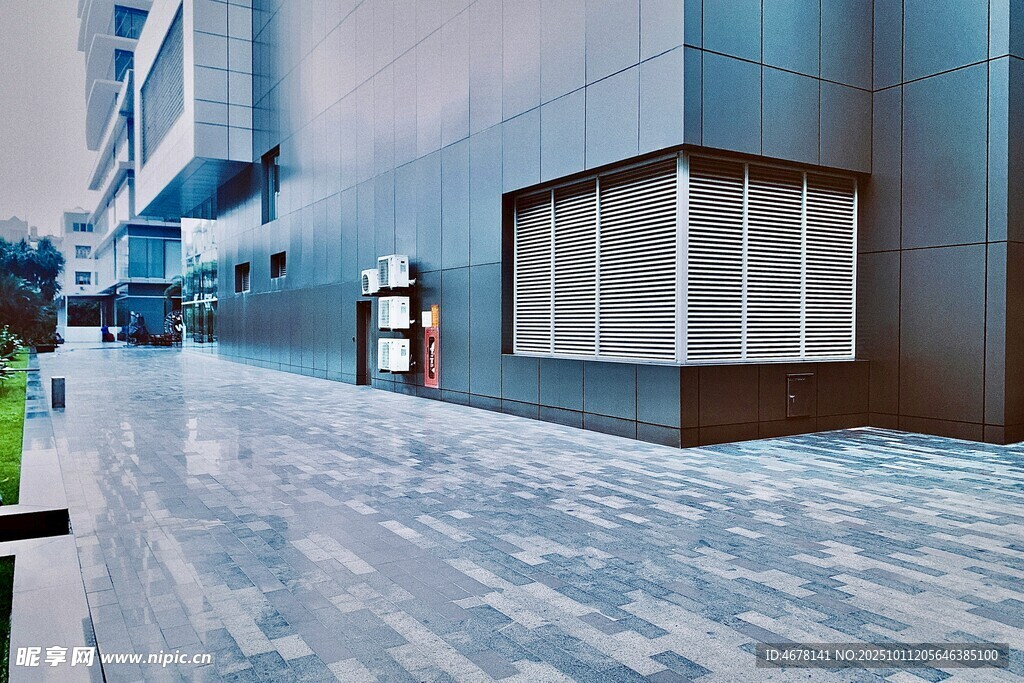 城市街道旁的现代建筑一角