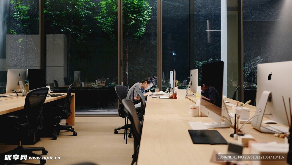 办公室内员工专注工作