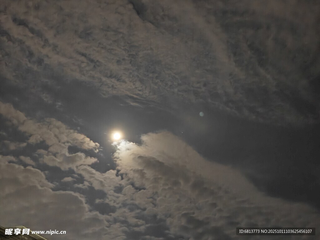 夜空中闪耀的月光与云朵