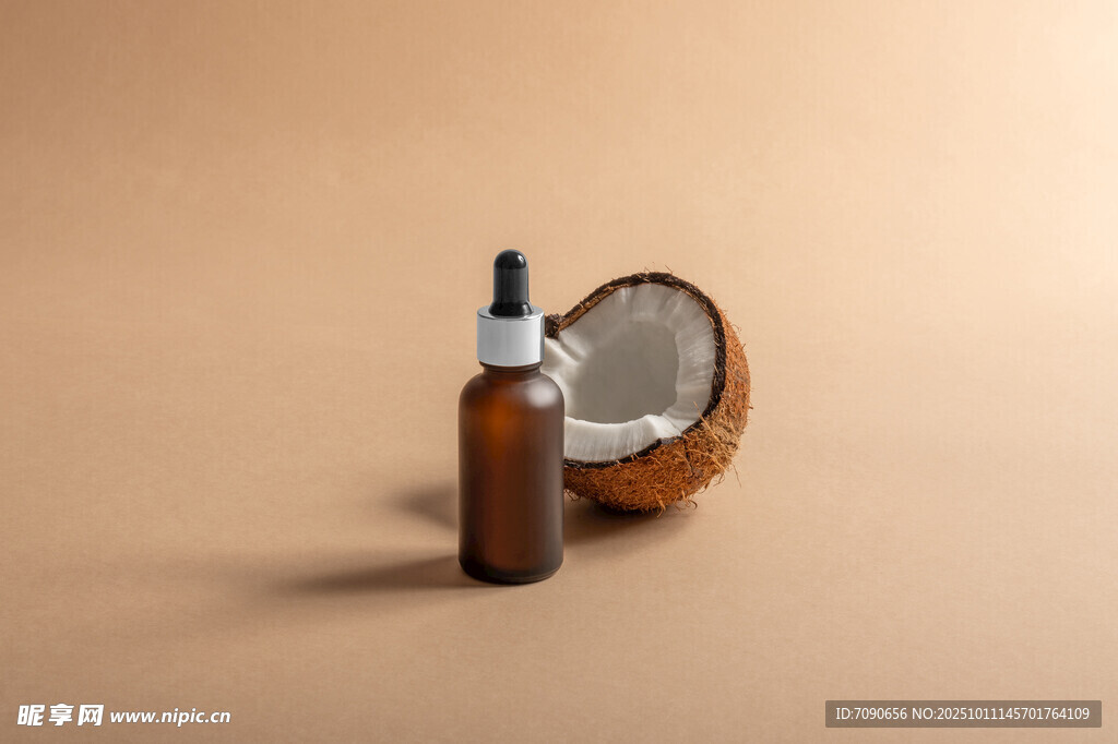 复古瓶与镜的简约静物