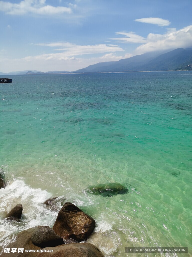碧海蓝天的美丽海滨风光