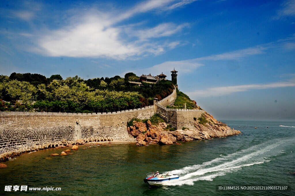 海岸美景  小船破浪前行