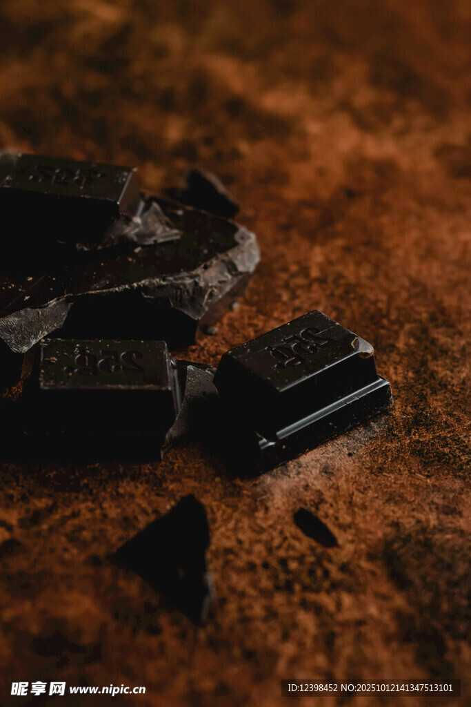黑巧克力块散落在粗糙表面