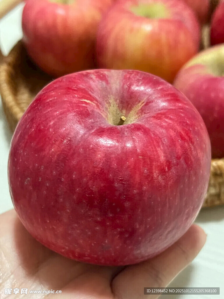 手捧鲜红饱满大苹果