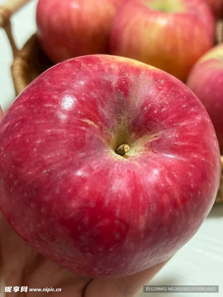 鲜红饱满的诱人苹果