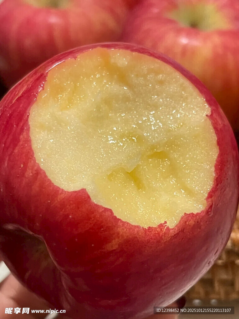 咬过的红苹果特写
