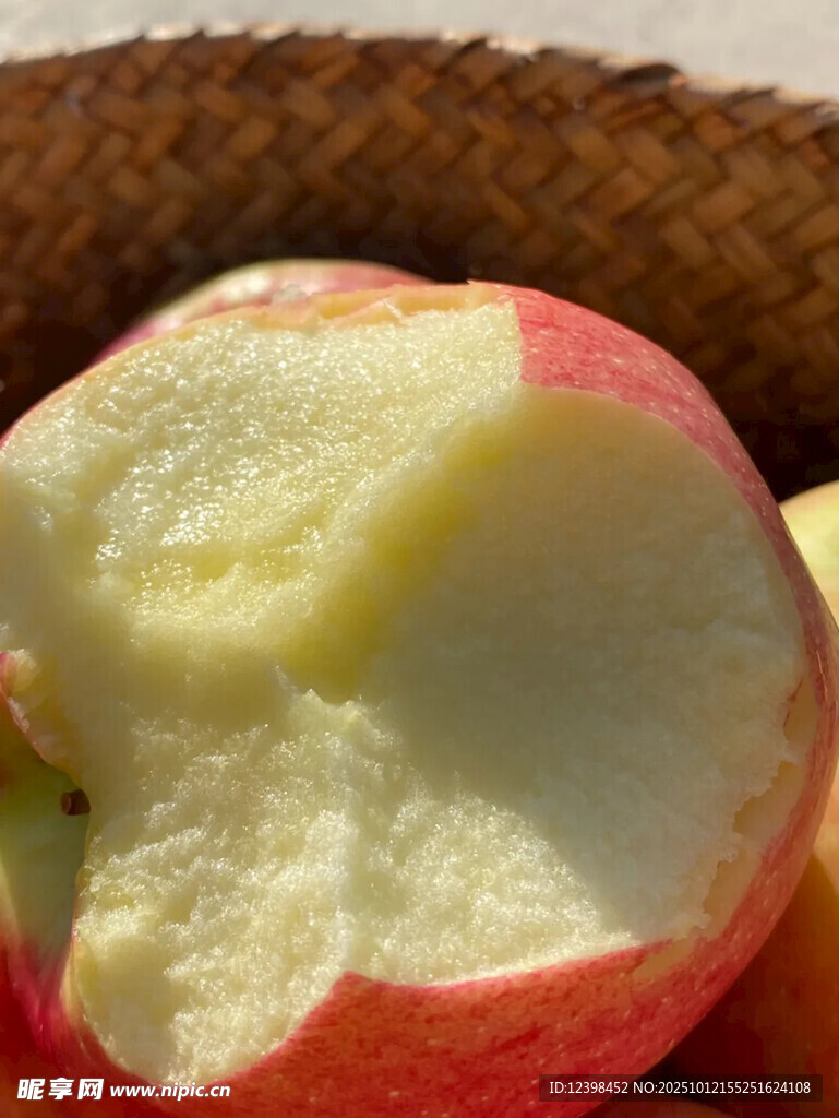 咬过的红苹果特写